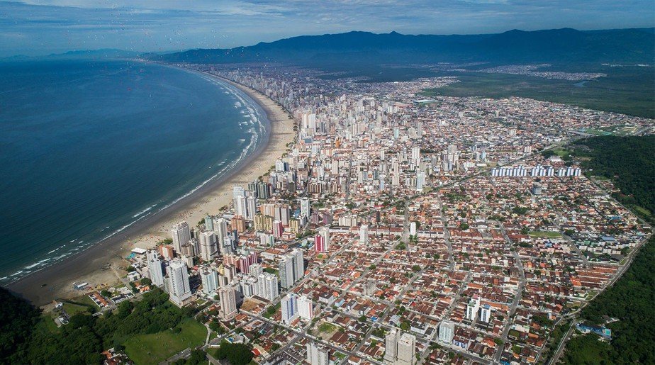 Prefeitura de Praia Grande, em São Paulo, fecha o acesso à faixa de areia e o calçadão da orla
