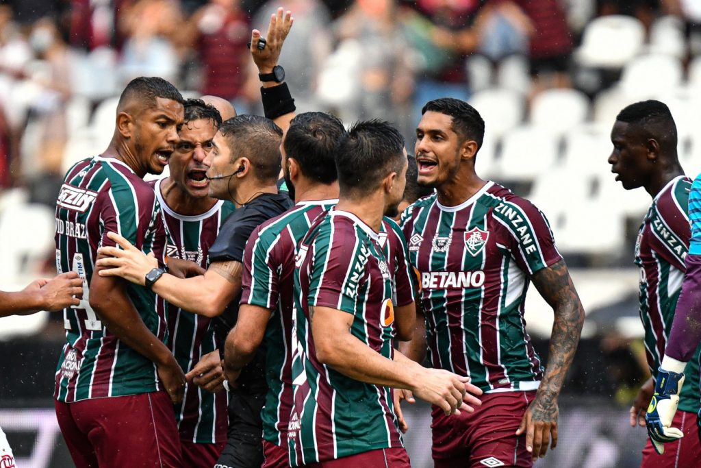 Em jogo recheado de confusões, Fluminense vence o Flamengo pelo Carioca