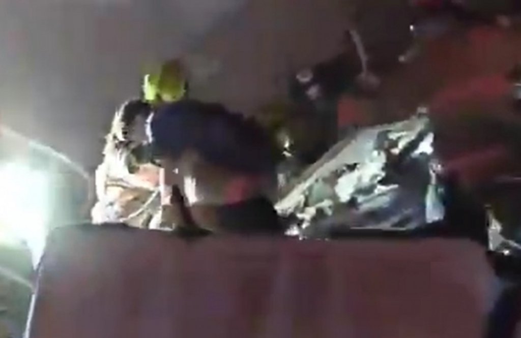 Imagens mostram resgate de criança em escombros de prédio na Flórida; veja vídeo
