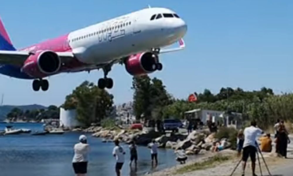 Avião faz pouso rasante na Grécia e turistas precisam se abaixar para não serem atingidos; veja vídeo