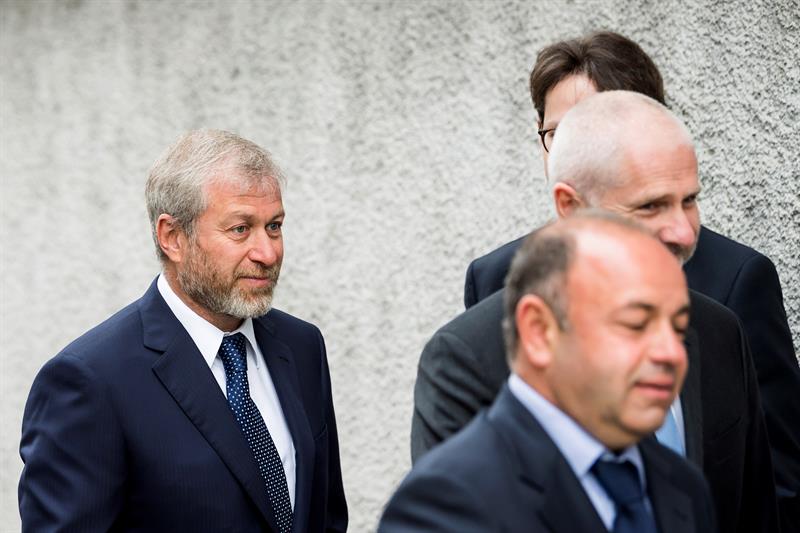 Pressionado por relação com Putin, Abramovich deixa comando do Chelsea