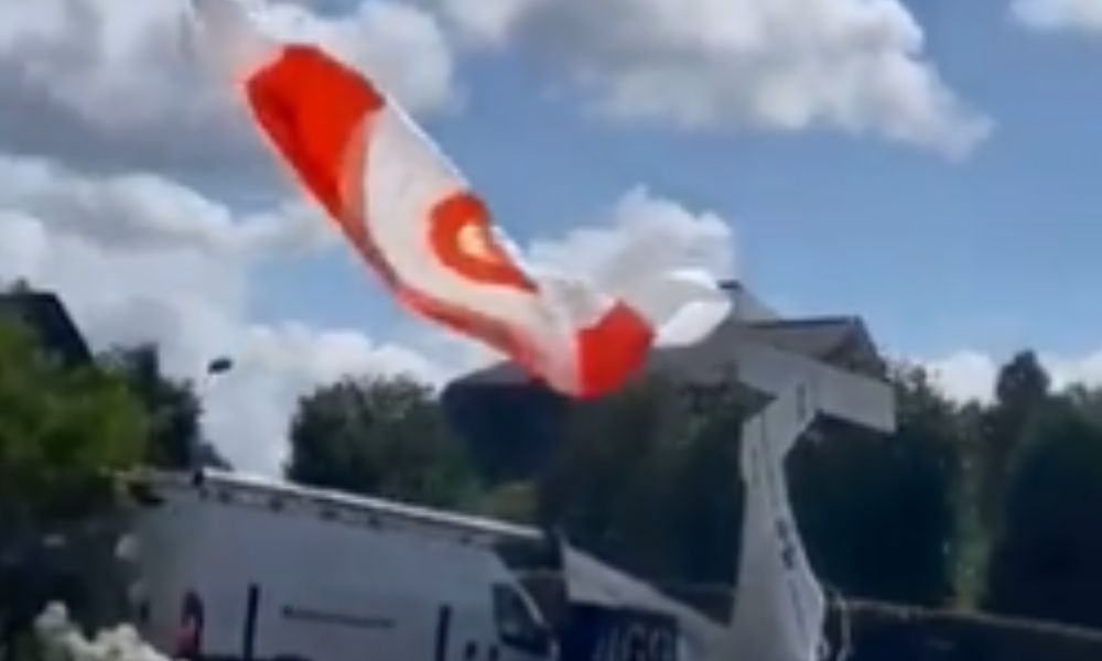 Piloto aciona paraquedas e faz pouso de emergência em rua residencial na Bélgica