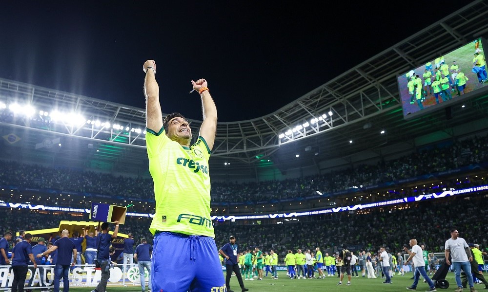 Abel vira técnico com mais títulos na história do Palmeiras e se emociona com homenagem da torcida