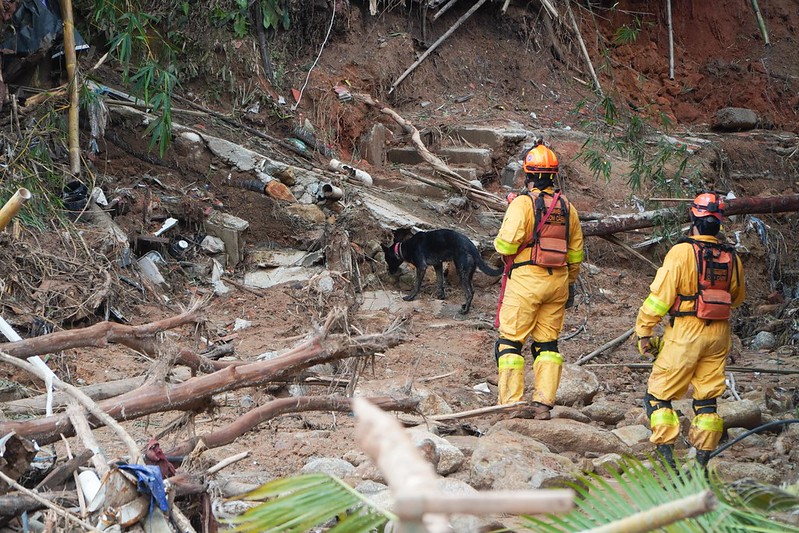 Sobe para 64 o número de mortos pelas chuvas no litoral norte de SP; Bombeiros buscam último desaparecido