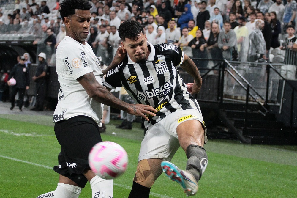 Santos contrata mais um ex-jogador do Corinthians e traz lateral-esquerdo de volta