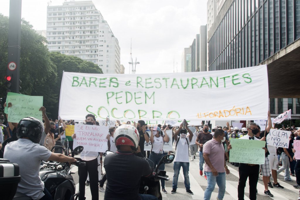 Funcionários e donos de bares e restaurantes protestam contra restrições em SP