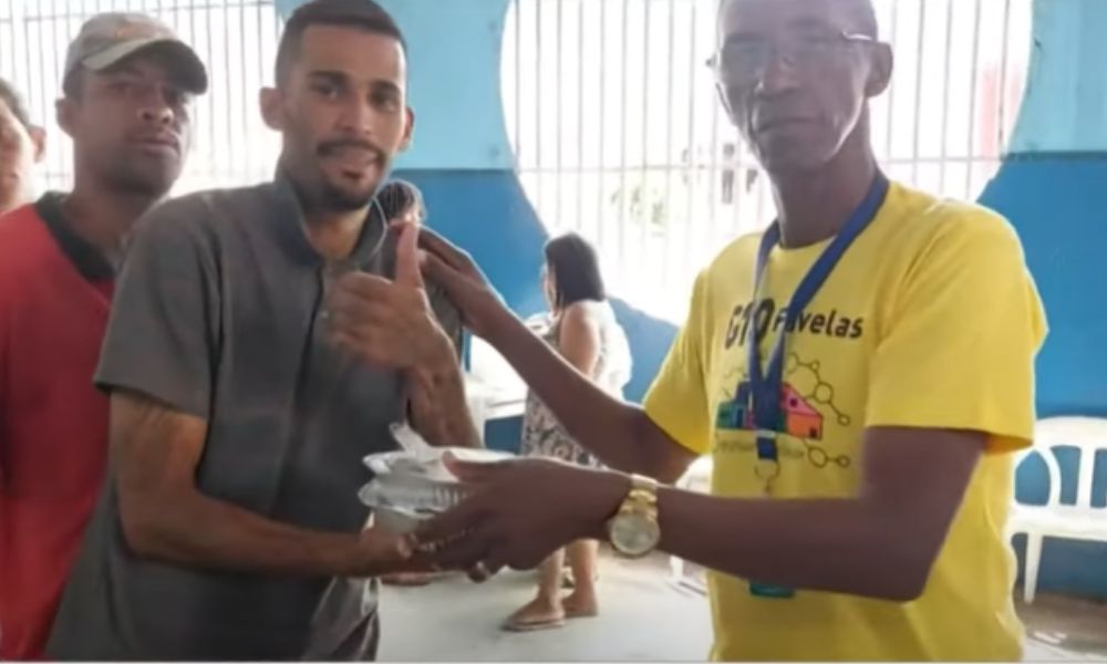 Com apoio do G10 Favelas, vítimas das enchentes em SP recebem marmitas e doações
