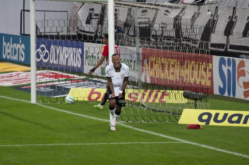 Corinthians vence clássico contra o São Paulo e sobe na tabela do Brasileirão