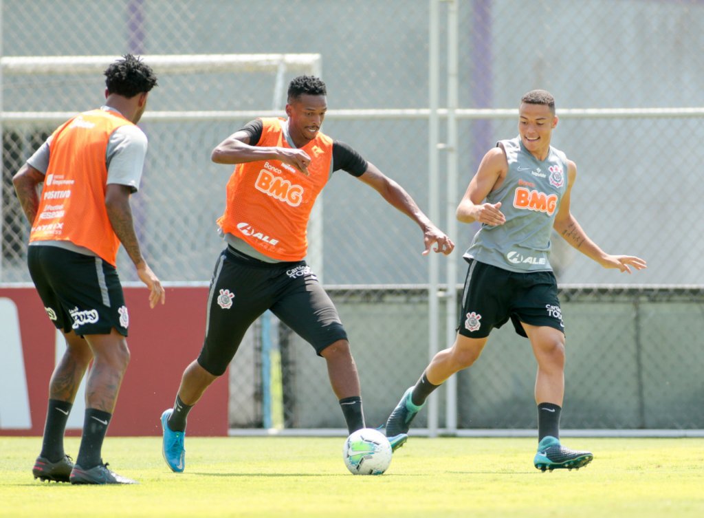 Corinthians confirma desfalque de Fagner contra o Inter; confira escalação