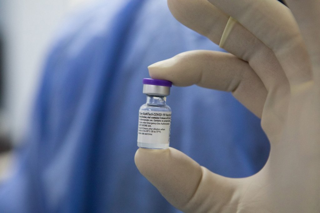 Chile inicia aplicação da segunda dose da vacina da Pfizer para substituir AstraZeneca