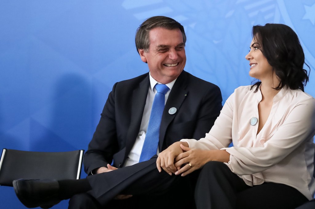 Bolsonaro concede medalha Oswaldo Cruz na categoria ouro a Michelle Bolsonaro