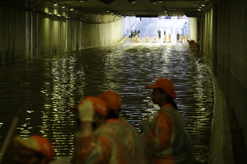 Fortes chuvas causam alagamentos, prejuízos ao trânsito e acidente em São Paulo; veja imagens