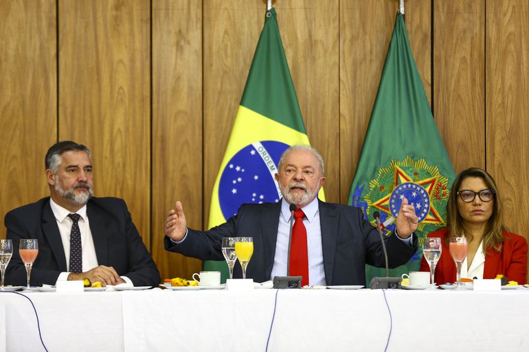 Lula responsabiliza partidos por falta de representatividade feminina no governo