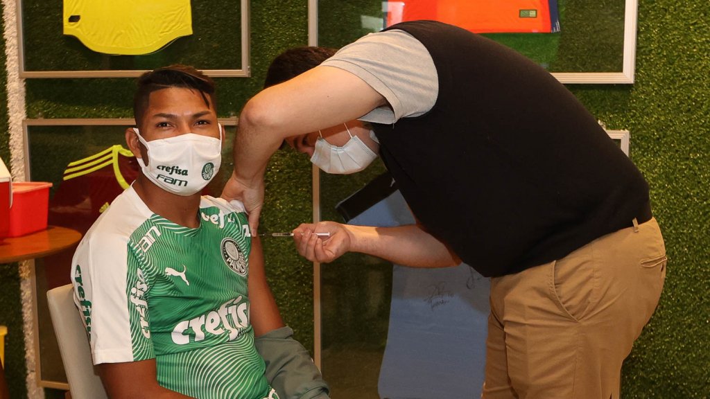 Jogadores de Palmeiras e São Paulo são vacinados contra a Covid-19 no Paraguai