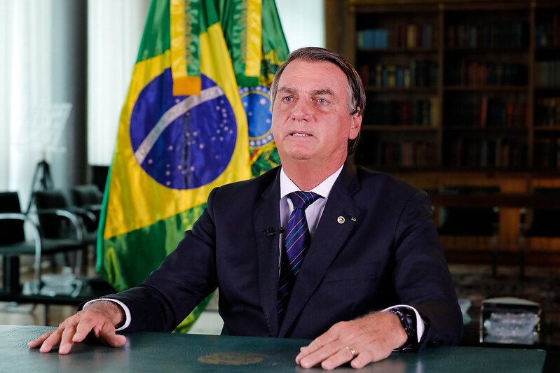Bolsonaro manda recado a ministros do STF e diz que juiz não deve fazer lei: ‘Peça demissão e se candidate’