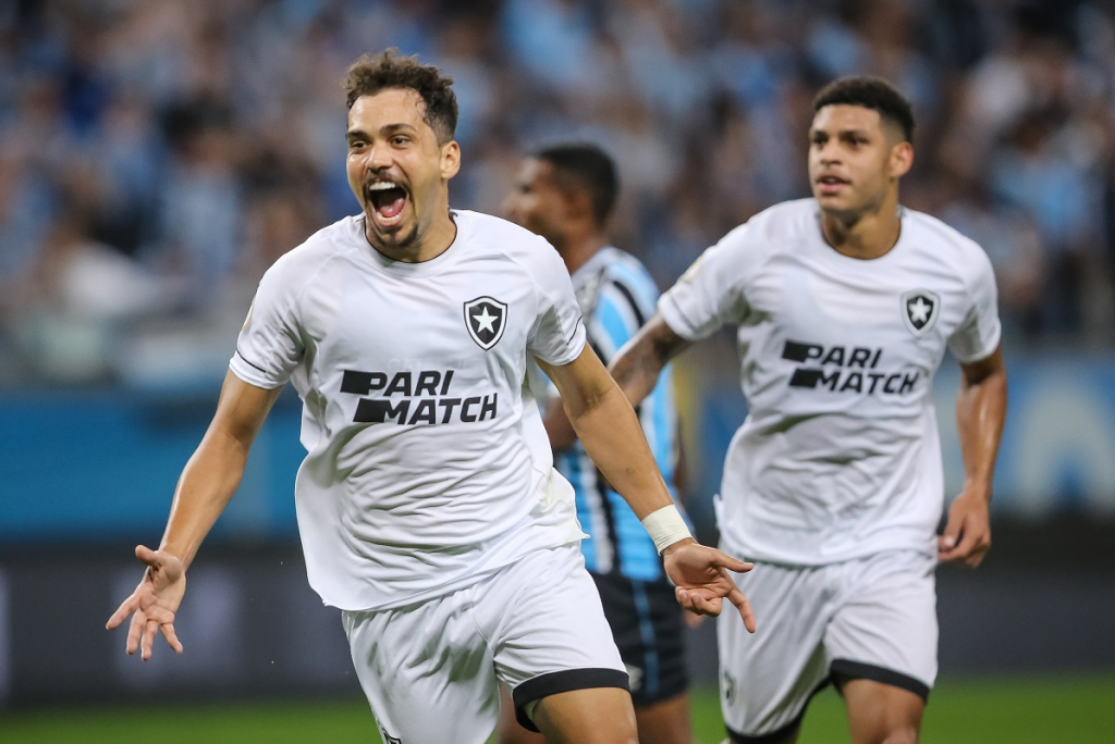 Botafogo vence Grêmio e abre dez pontos de vantagem na liderança do Brasileiro 