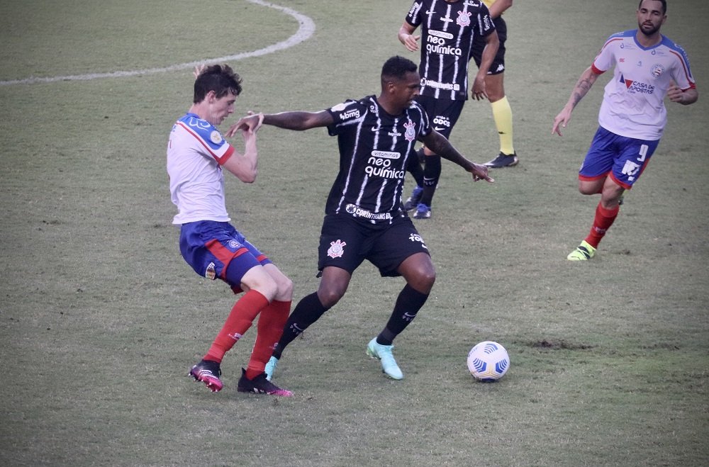 Corinthians multa Jô por usar chuteira verde no jogo contra o Bahia