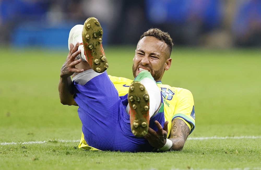Neymar e Danilo têm lesões confirmadas e desfalcam Brasil na fase de grupos da Copa do Mundo