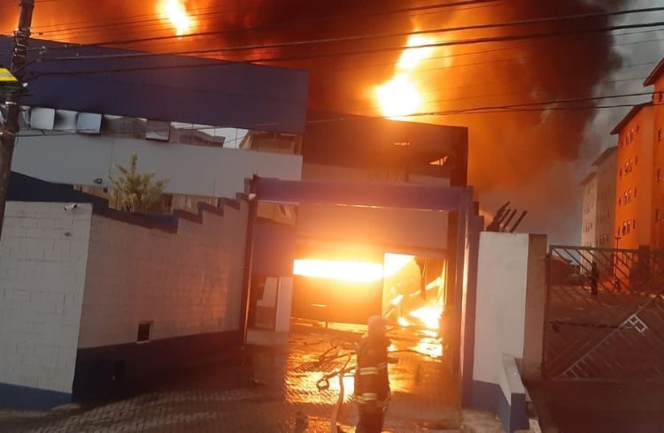 Incêndio de grandes proporções atinge fábrica de plásticos em Guarulhos