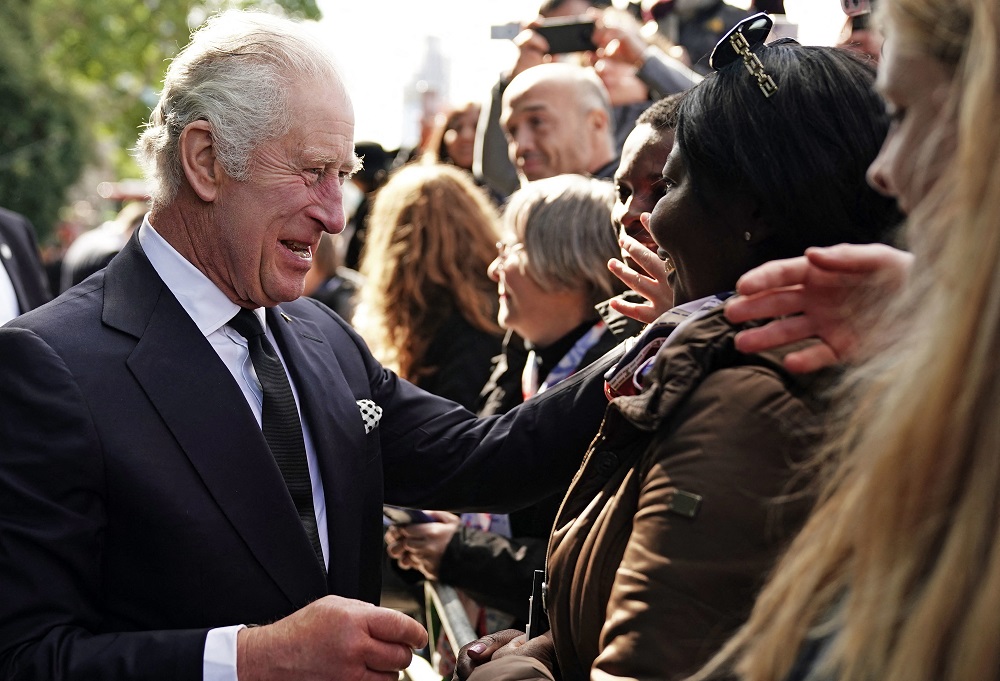 Charles III e príncipe William fazem aparição surpresa e agradecem à multidão sob gritos de ‘Deus salve o rei’