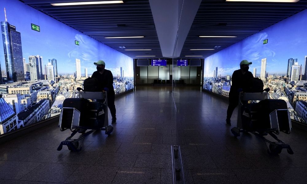 Brasileiro é preso em Paris por suposto envolvimento em troca de etiquetas de bagagens