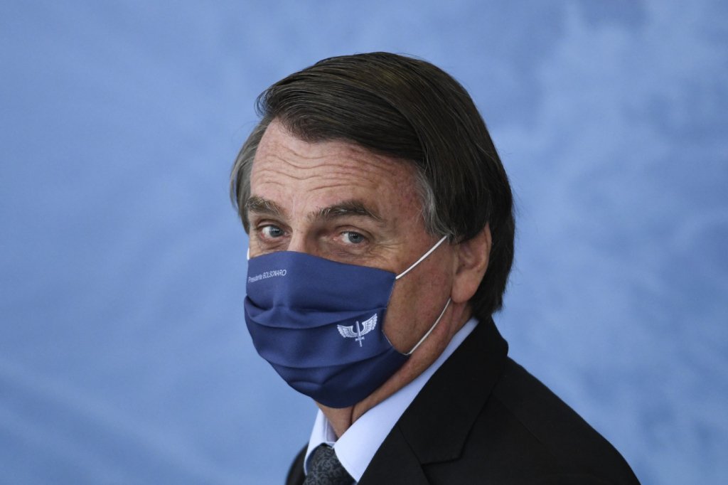 Bolsonaro anuncia comitê para combater a Covid-19 e defende vacinação em massa