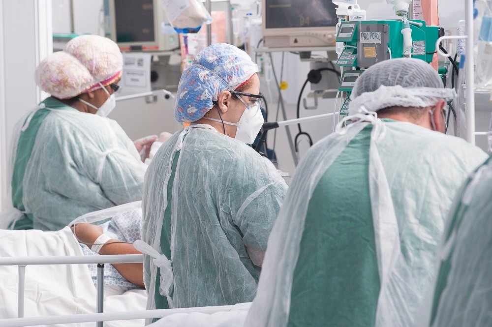 Com baixos estoques do ‘kit intubação’, SP culpa Saúde por desabastecimento