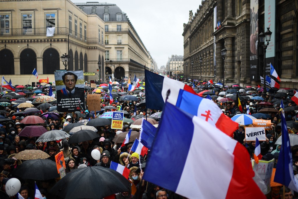 Manifestantes protestam contra pressão de Macron sobre não vacinados