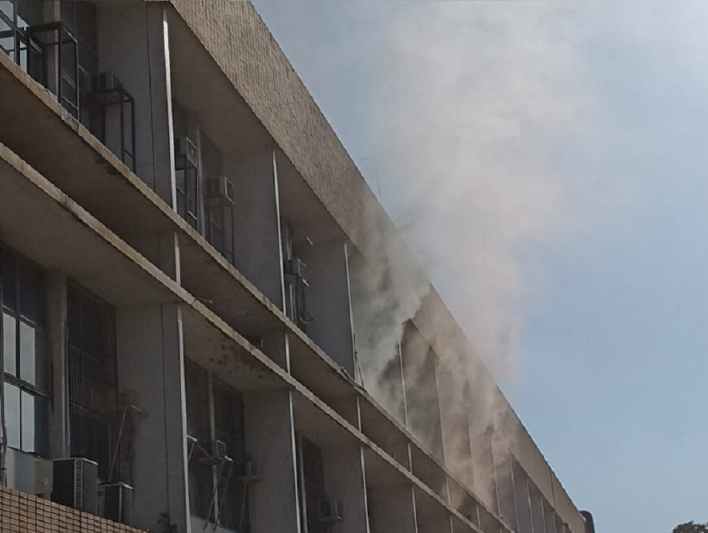 Incêndio atinge prédio da UFRJ e aulas são suspensas
