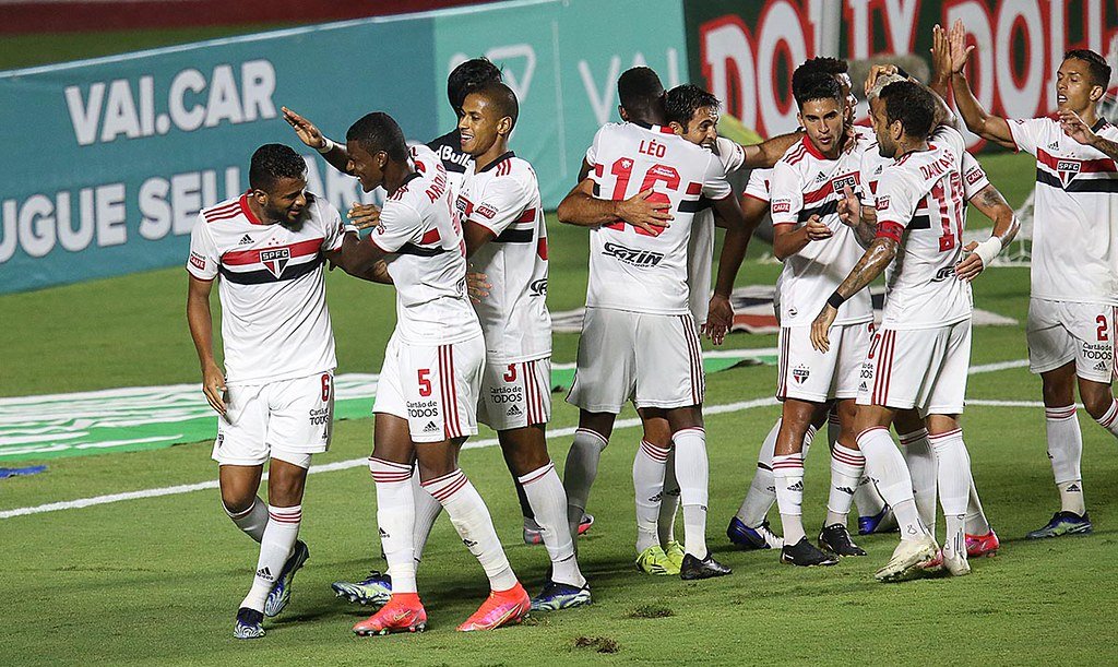 São Paulo vence o Bragantino com gol contra e dispara em seu grupo no Paulistão