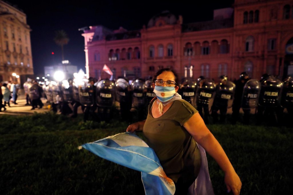 Argentinos protestam contra fechamento das escolas em Buenos Aires