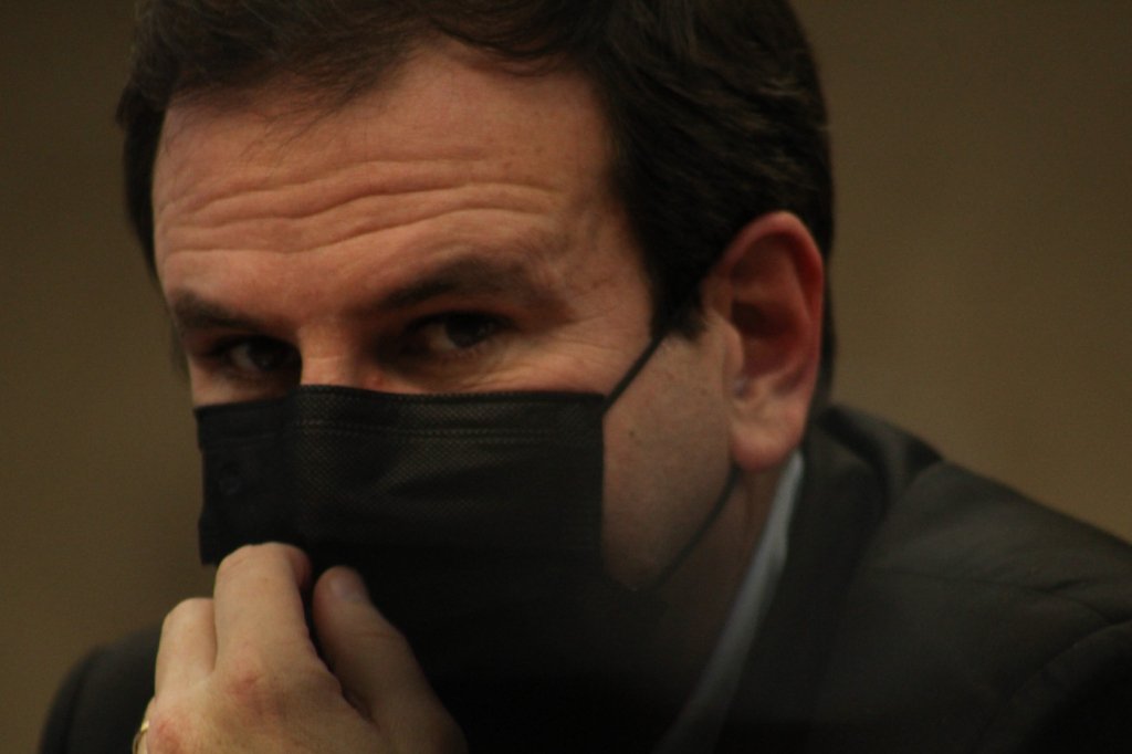 Eduardo Paes é multado em R$ 562 por não usar máscara em bar no Rio