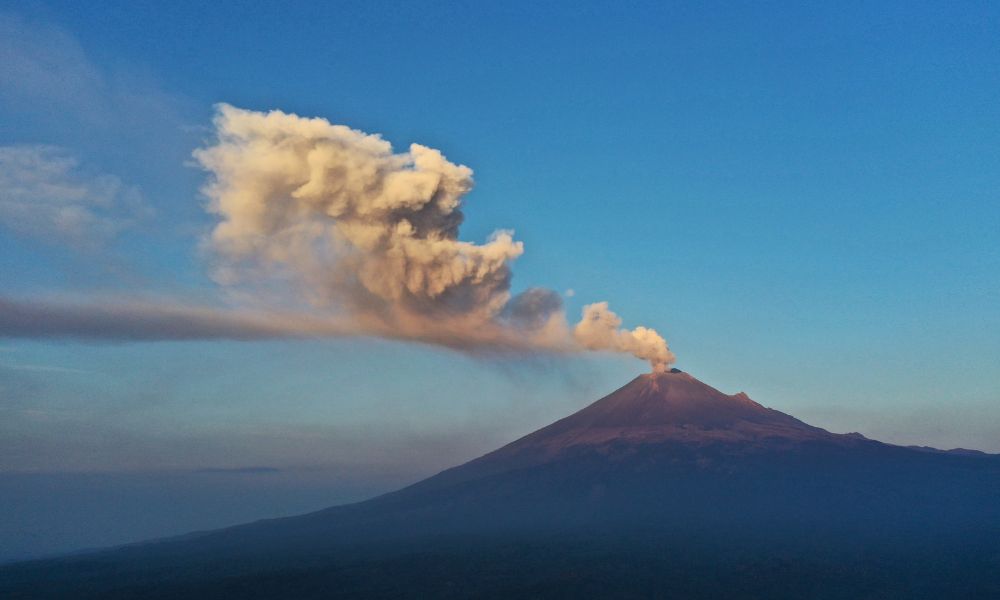 Aeroporto da Cidade do México retoma operações após paralisação por causa de vulcão 