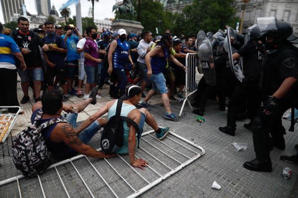 Fãs de Maradona entram em confronto com a polícia e velório é suspenso; assista