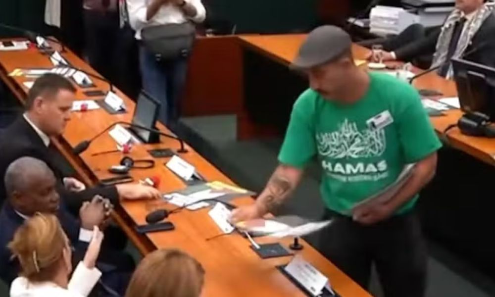 Homem com camisa do Hamas distribui panfletos durante sessão convocada por deputados do PT na Câmara