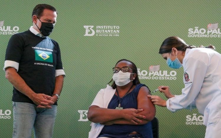 Enfermeira de SP é a primeira brasileira a ser vacinada com a CoronaVac: ‘Muita emoção’