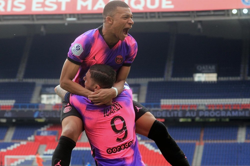 Sem Neymar, PSG vence o Saint-Étienne com show de Mbappé e gol no último lance