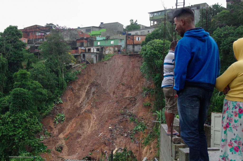 Em época de chuvas, moradores temem novos deslizamentos de terra em São Paulo