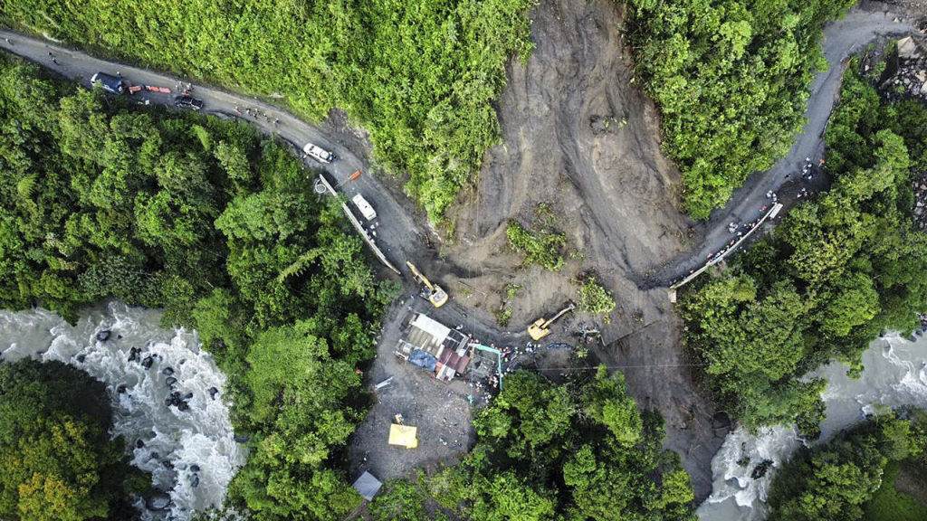 Ônibus é soterrado em deslizamento na Colômbia; 33 pessoas morrem
