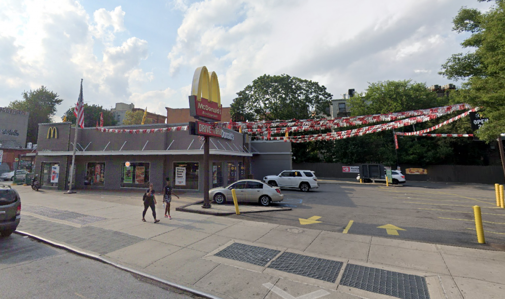 Funcionário de McDonald’s é baleado por cliente após discussão em Nova York