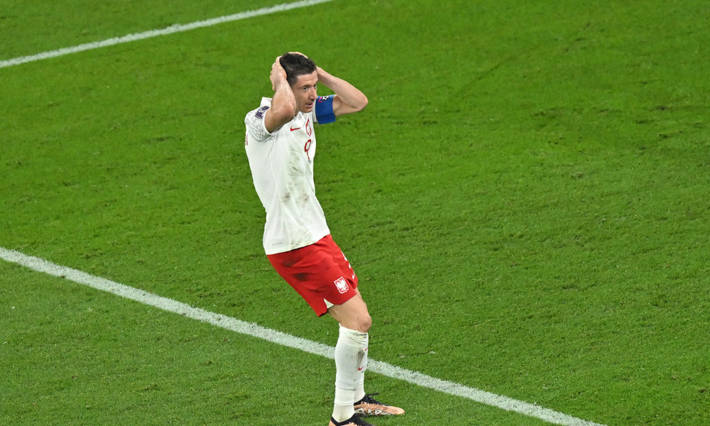 Lewandowski perde pênalti e amplia jejum de gols em Copas do Mundo