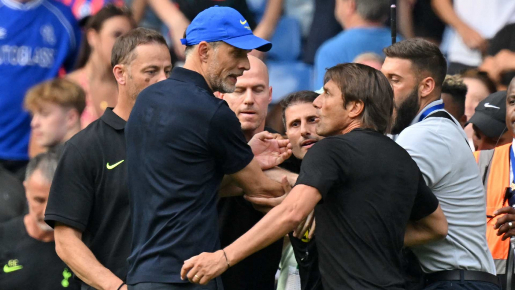 Tuchel e Conte são multados por briga; técnico do Chelsea também pegou um jogo de suspensão