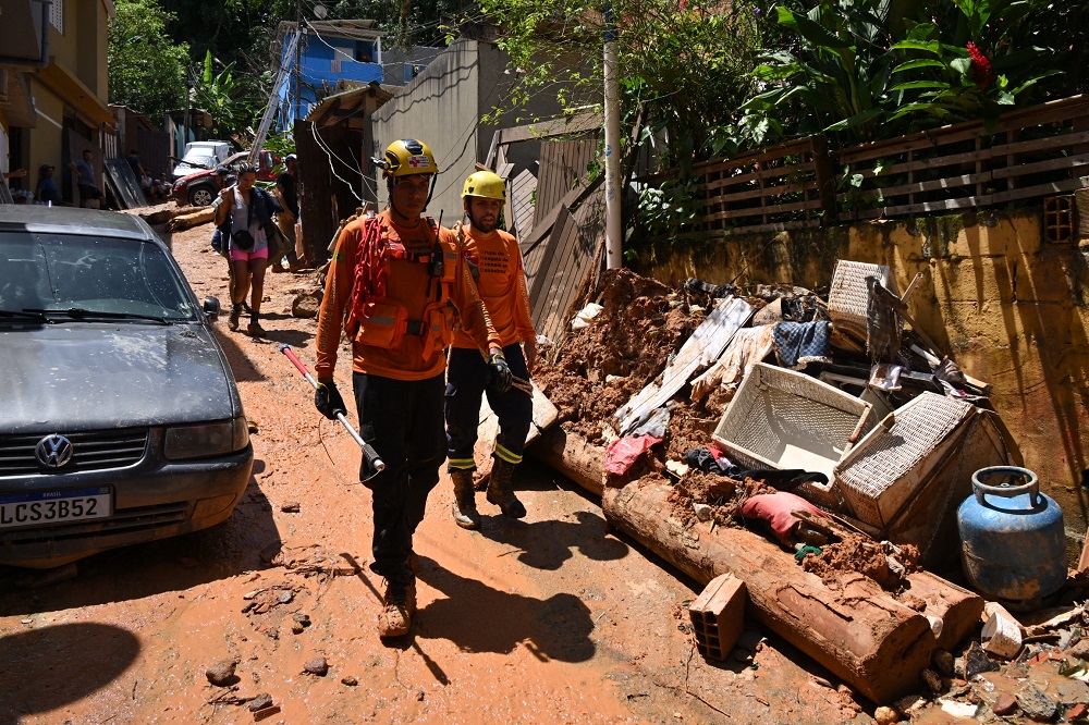 Sem instalações da Sabesp em algumas regiões, moradores de São Sebastião sofrem com falta de água