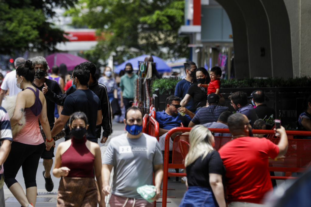 Governo de SP mantém obrigatoriedade do uso de máscaras em ambientes abertos