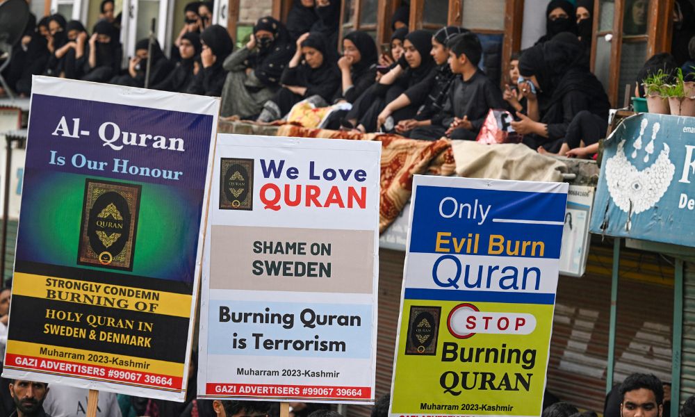Homens queimam Alcorão em protesto autorizado em frente ao Parlamento sueco