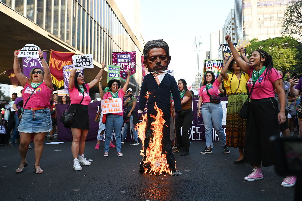 Lira é alvo de protestos contra ‘PL do Aborto’ em São Paulo e no Rio