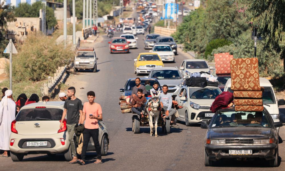 Sob bombas em Gaza, milhares de palestinos tentam fugir do conflito entre Hamas e Israel