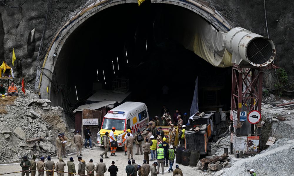 Equipes resgatam 41 trabalhadores presos há 17 dias em túnel desabado na Índia