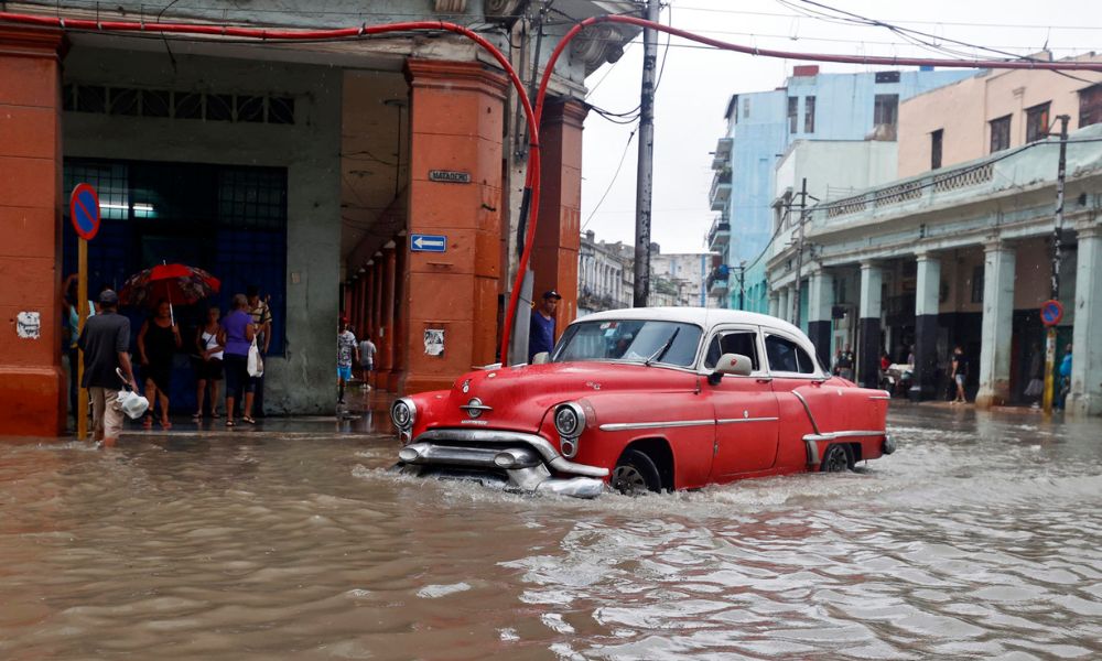 Idalia provoca inundações e apagões em Cuba e obriga quase 2 milhões de pessoas a deixarem casas na Flórida
