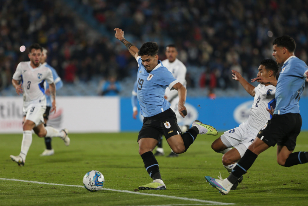 Na estreia de Bielsa, Uruguai goleia a Nicarágua por 4 a 1 em amistoso